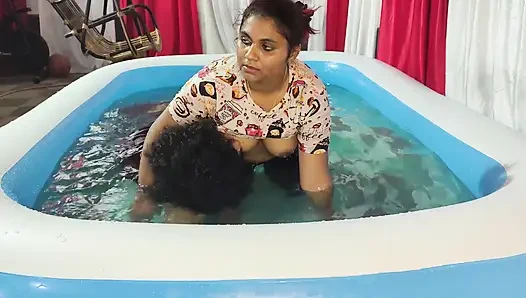 Пара Mallu трахается в бассейне с минетом