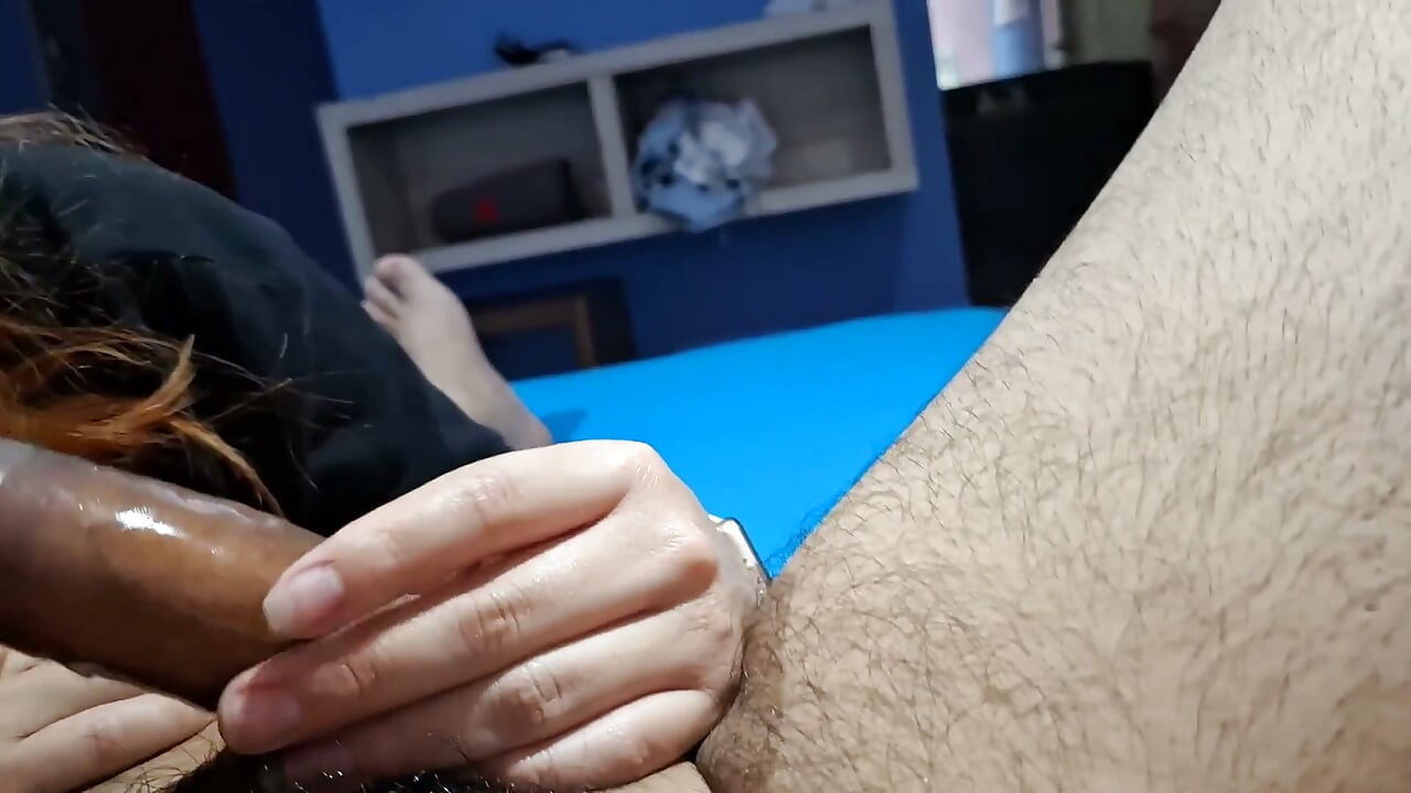 Deepthroat chlupatému chlápkovi