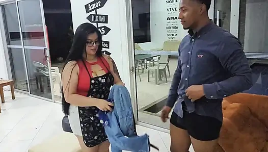 Azgın, tombul hizmetçi büyük siyah yarağımı sikerek ve dölümü gözlüğüne boşaltarak parasını kazanmak istiyor!