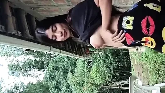 Yulieth Gomez berührt sich im park und zeigt ihre muschi und zieht sich aus