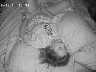 Zdesperowana milf bawi się swoją cipką przed snem