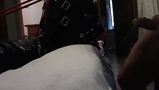 Laura hogtie und mit kapuze mit einer offenen lippe, mundknebel bekommt 15 minuten lang die kehle gefickt