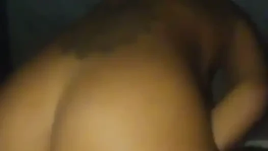seorang wanita aneh di tenda berkemah