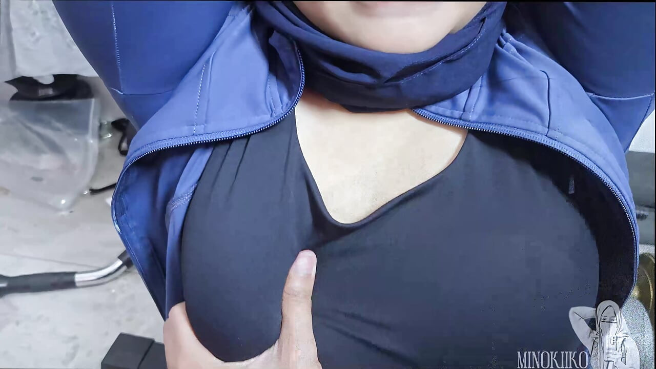피트니스 도구에 집착하고 트레이너에게 얼굴에 사정하는 아시아 히잡 소녀 - Minokiiko