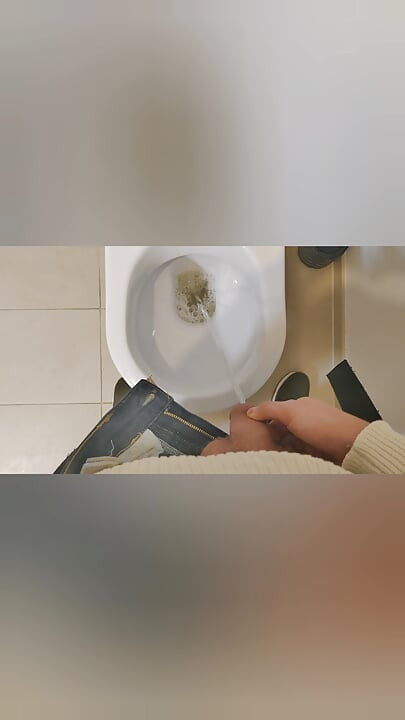Mladi mršavi bijeli dečko u mješavini pišanja