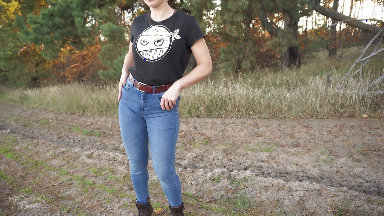 Stepsis dokucza Cameltoe cipki w Blue Dżinsy na zewnątrz