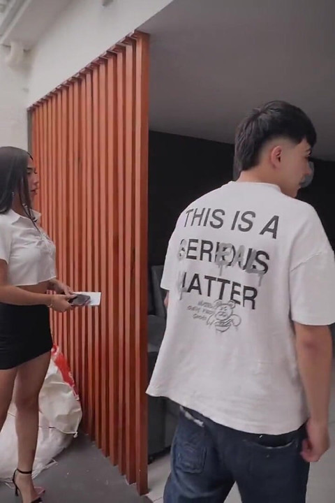 熱心な不動産エージェントは、リースを失わないようにVIPクライアントに乳を注ぐのを許します