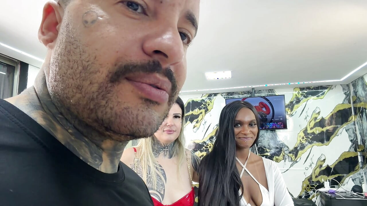 Meu marido trouxe a amiga dele pra jantar e eu chpei ela enquanto ele foi no banheiro