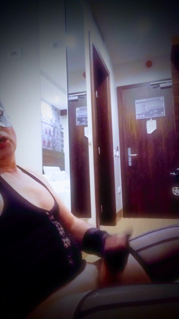 Uzbudljiv trenutak iz "Kurvinskog transvestita za tate u hotelskoj sobi"