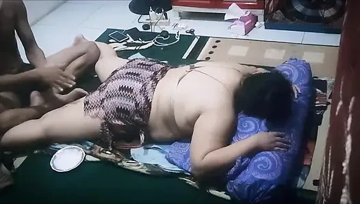 Mollige witwe wird während der massage geil