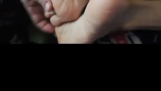 Memijat kaki melove yang berkeriput seksi