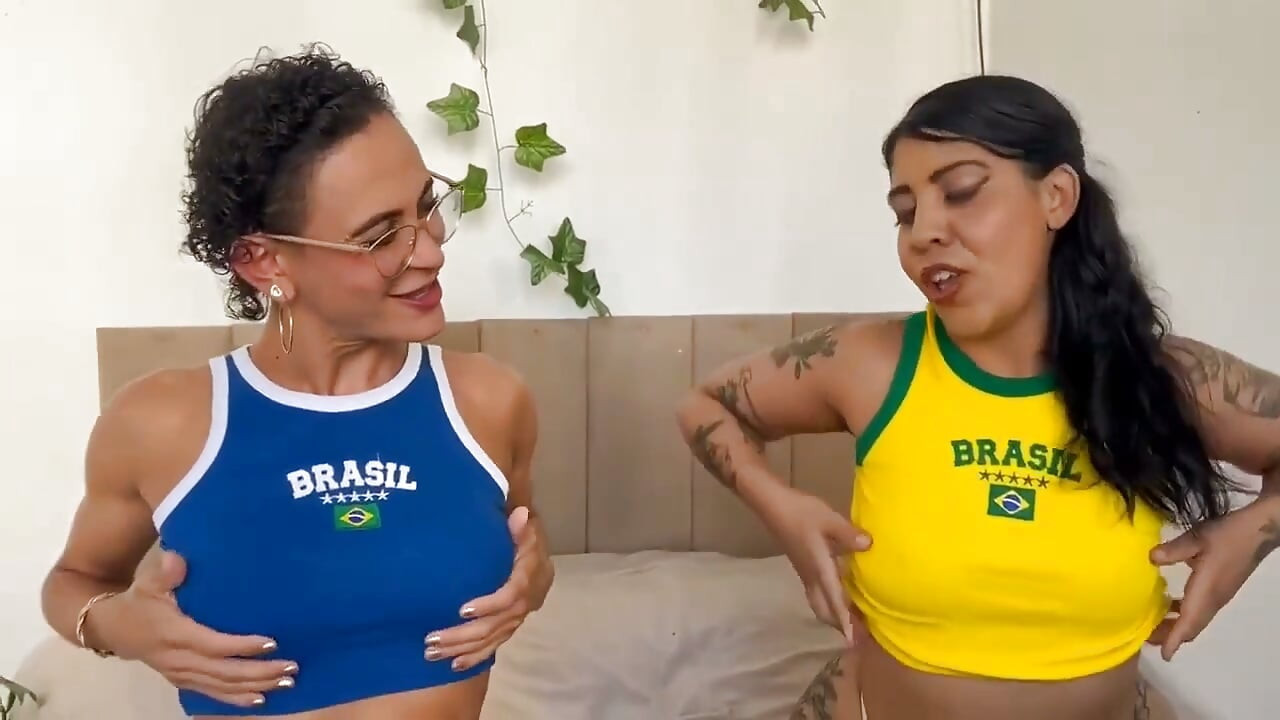 Dvě brazilské ženy, jeden trans a jedna žena, mají sex.