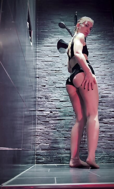 Duşta göt ibadeti fetişi striptiz