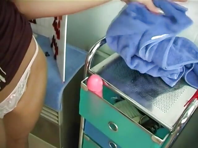 女性のヘアスタイリストと客がレズビアンのセックスをする