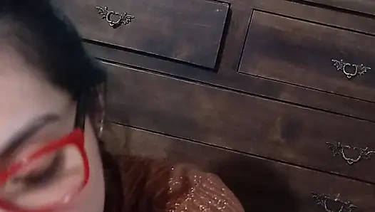 Karısı evde yokken komşumun testislerini boş bırakmayı seviyorum.