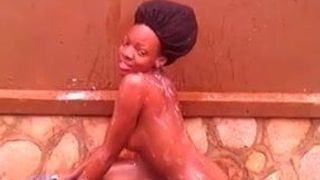 Niña africana bañándose