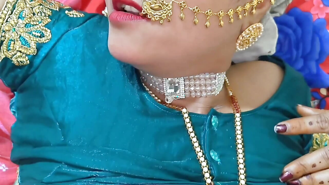 คู่รักแต่งงานใหม่คนสวยเย็ดโรแมนติกในห้องนอนพร้อมเสียงภาษาฮินดีที่ชัดเจน