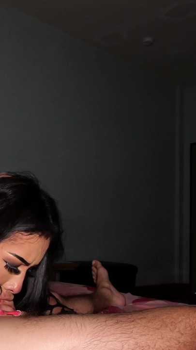 Corpo perfeito - pequena asiática ladyboy deixa sua bola seca