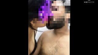 La petite amie indienne la plus sexy - baiser passionné des lèvres et de la langue avec de gros seins sexy