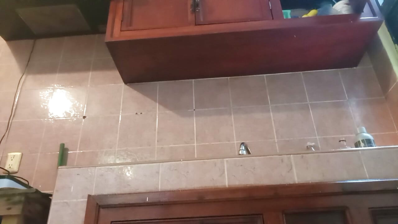 Mollige milf im höschen in der küche