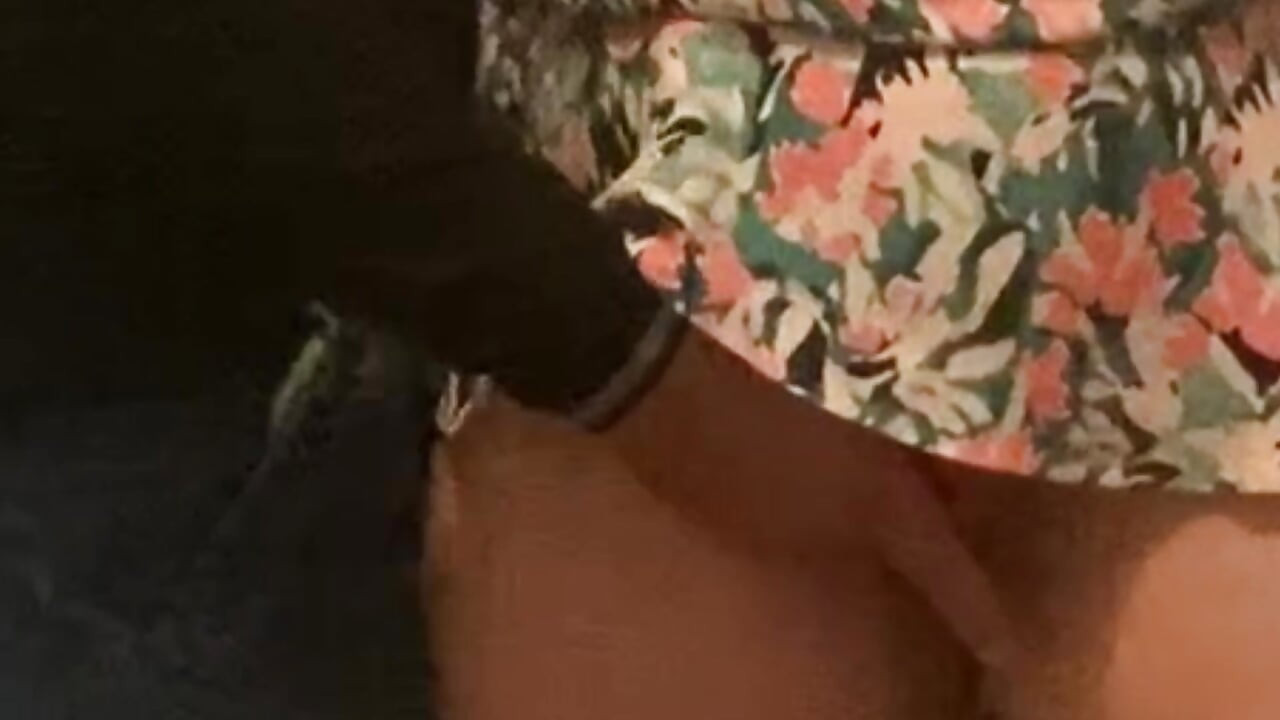 O mamă sexy norocoasă se masturbează în metrou de un pervers