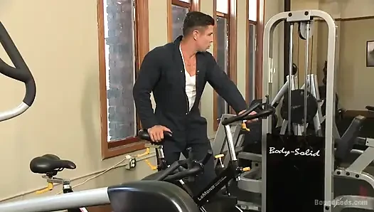 Ürkütücü tamirci spor salonundaki delikanlıya işkence ediyor