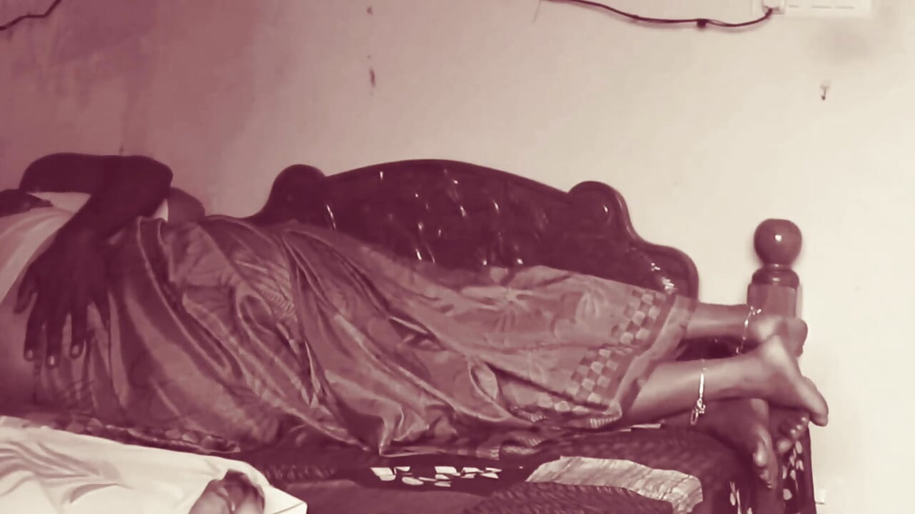 Cheating Indian Housewife in Saree Kissing in Bed & Giving Handjob to Lover