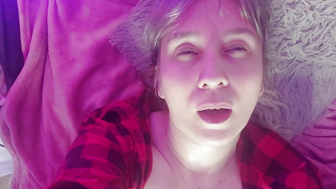 Milf encontrou um vibrador e se divertiu com ele até que ela gostou