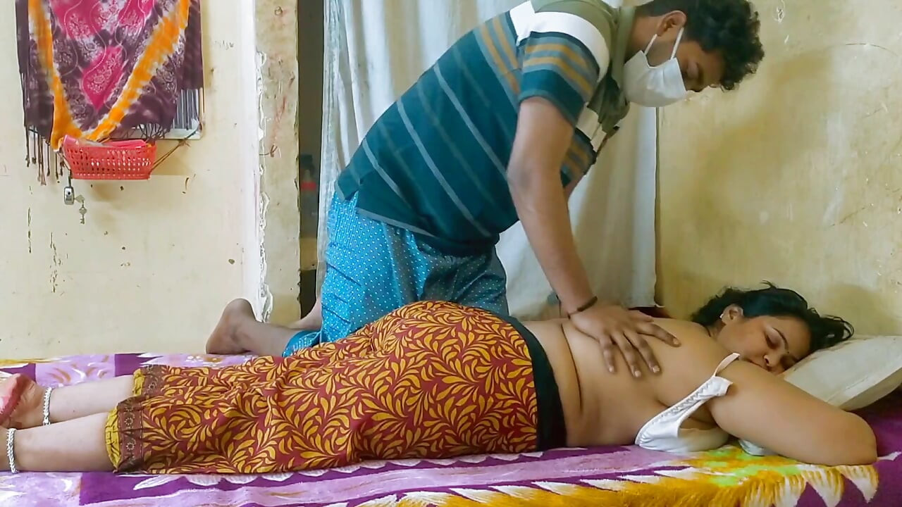 Cliente cachonda dio masaje con aceite y folló india completamente duro