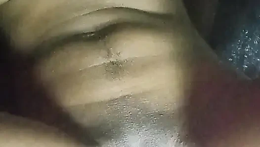 Студентка трахает пальцами ее сочную киску