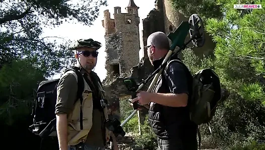 Пара трахается в заброшенном дворе