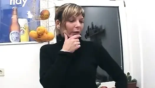 Olgun sarışın dildolarla orgazm olana kadar ıslak amcık
