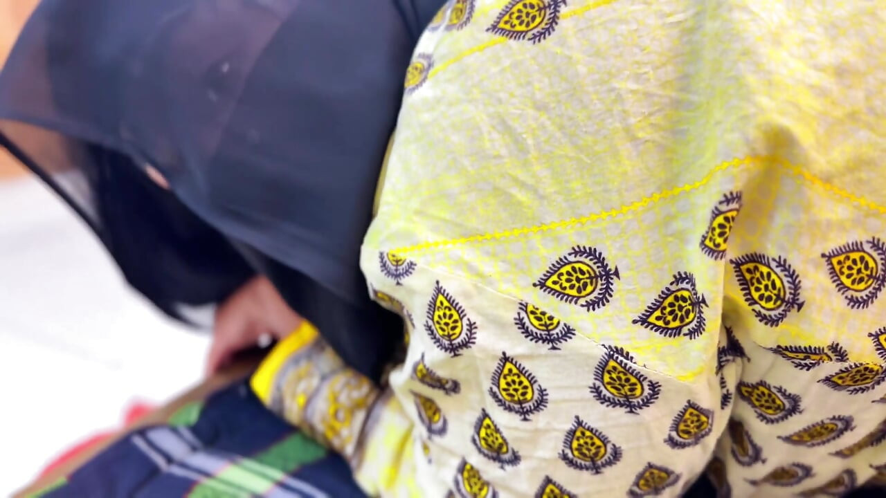 Istri sahabatku bikin aku menggodaku dengan pamer pantat bahenolnya dengan jilbab & berhijab & pengen banget dientot dari pantatku