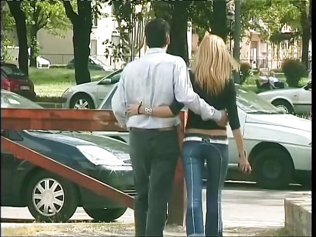 Jovem loira puta pega em um parque faz um bom boquete
