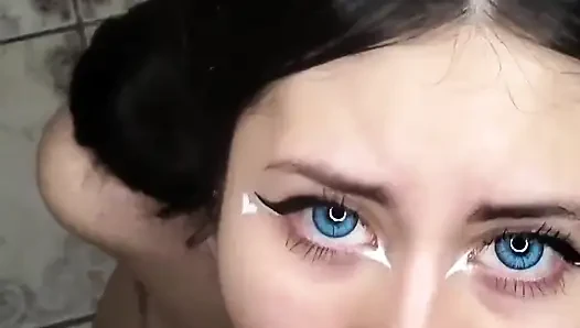 Aku pengen banget ngentot sama bapak kos, dan dia ngentot lubangku yang salah!!