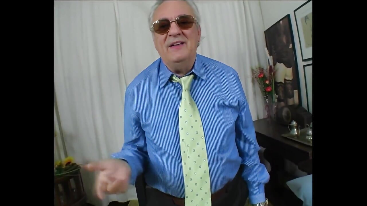 Yaşlı domuz orta yaşlı seksi kadınlar ve çarpıcı sarışın bir transeksüelle çılgın bir grup seks yapıyor