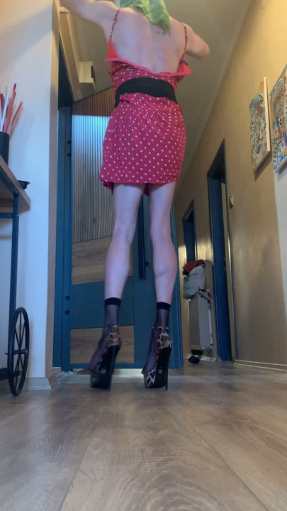 SHE OPENED THE DOOR WITHOUT A BRA.THE DELIVERY GUY WAS STUNNED!! CAN’T STOP WATCHING | Clip 2