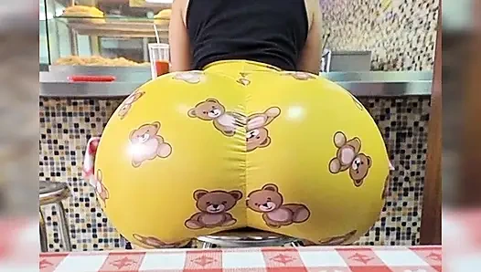 Büyük götlü hamburger yiyor