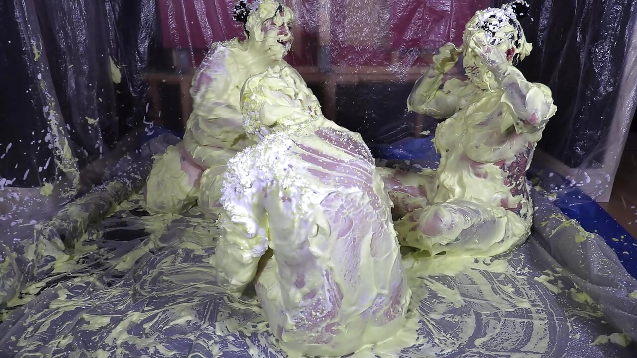 Cheyenne Hannah ve Skyler ile köpük eğlencesi