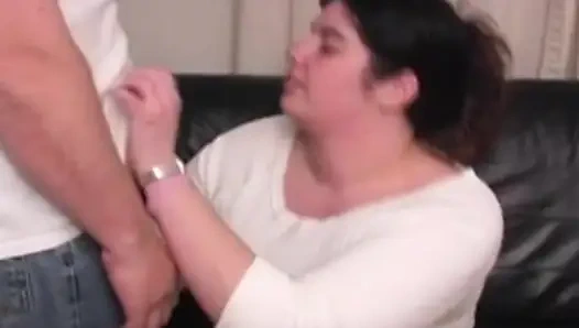 Kurzhaarige bBW wichst und lutscht