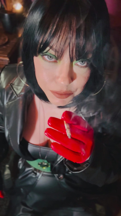 Miss Tina Snua W skórzanym płaszczu i rękawiczkach iskrzy papierosa, a następnie pali dla ciebie miłośników skóry! | Klip 1