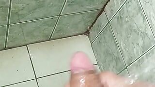 Mężczyzna pod prysznicem w końcu masturbuje się, dopóki nie spuści - oglądaj koniec