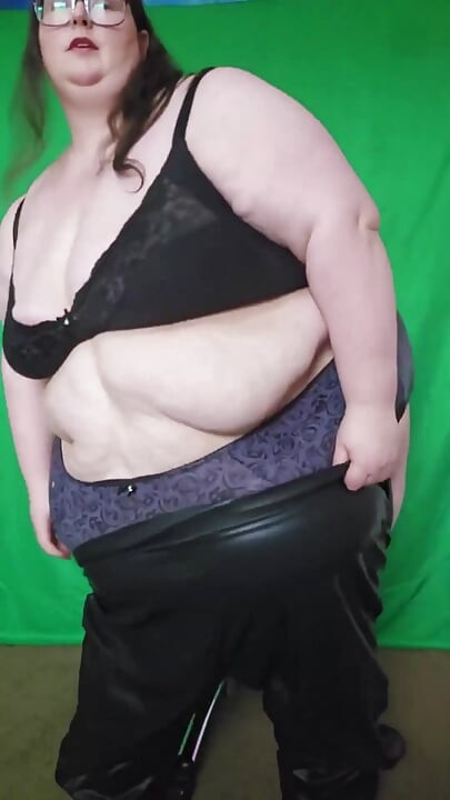 SSBBW bohyně těsné kožené kalhoty na zakázku
