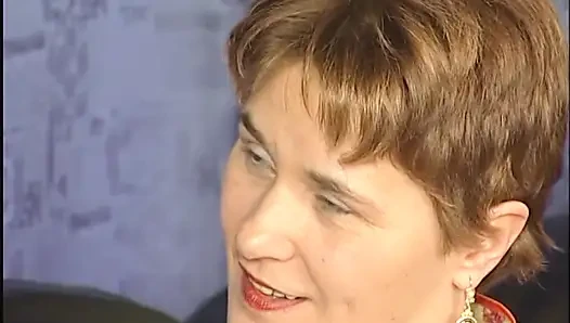 Frau mit dickem arsch auf der ledercouch gebohrt