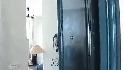 Настоящее любительское домашнее видео: Caroline обожает показывать свое тело своим клиентам