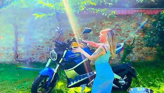 Motorrad-muschi reiben, necken und orgasmus