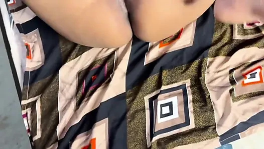 Desi ehefrau gibt ehemann echtes indisches paar oralsex mit schlampigem spuck-blowjob