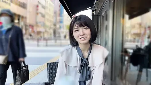 A118F01 A classic idol-level small face and a cheerful smile with a natural girl in a private shoot at a love hotel! A cute smile and a facial finish!