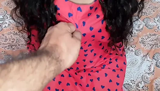 Abang tiri India membantu kakak dengan pekerjaan rumah