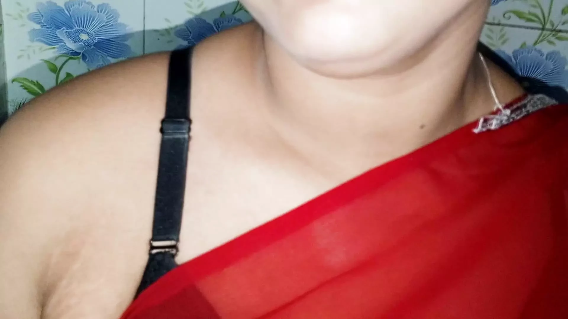La bella moglie indiana lavorava in cucina, il marito è venuto da dietro e ha iniziato a fare sesso.